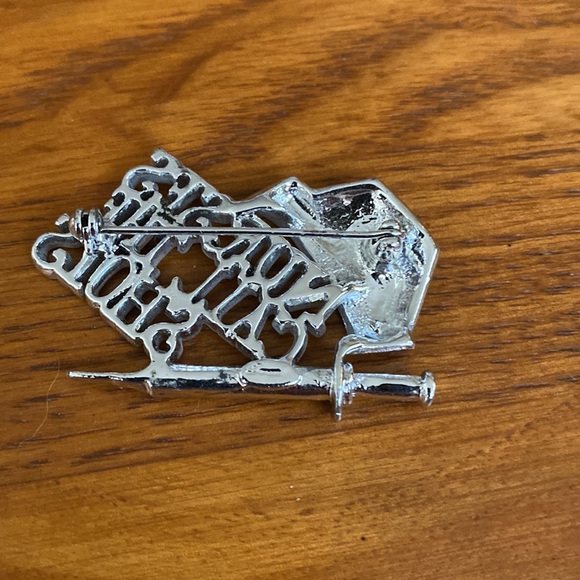 Nurses Call The Shots Brooch - Picture 2 of 3